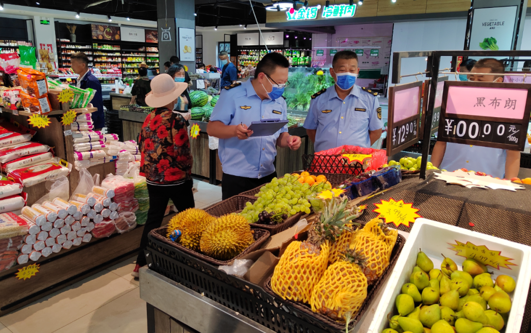 十字路市场监管所开展辖区内超市夏季食品安全专项检查